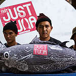 綠色和平泰國行動者於「泰聯」集團前擺放大型罐頭鮪魚，倡議該公司須重視漁工人權，並改善其勞動環境與過度漁撈的現況。