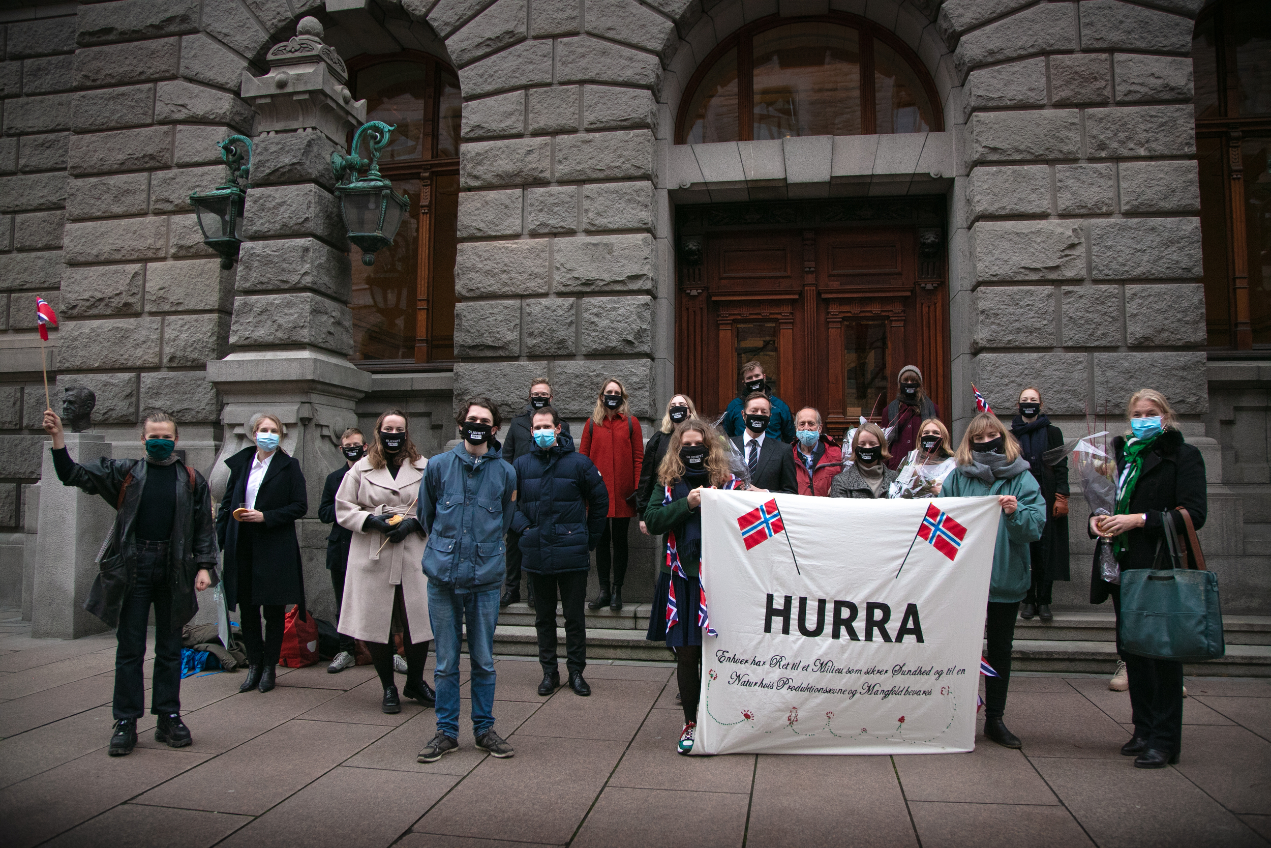 奧斯陸最高法院開庭的最後一天，挪威民眾在法庭外向倡議者表達支持。