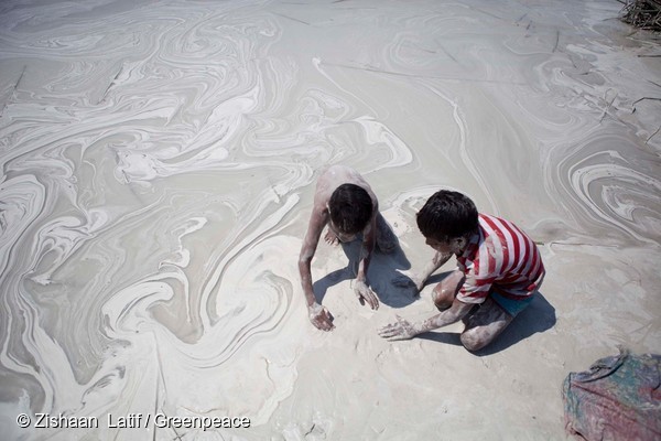 มลพิษเถ้าถ่านหินในแหล่งน้ำ ที่รัฐมหาราษฏระ ประเทศอินเดีย