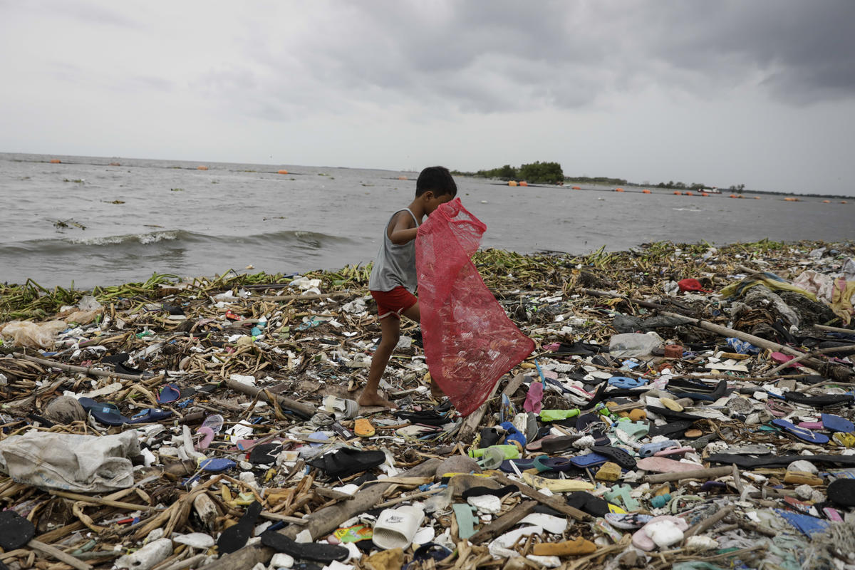 Plastic Pollution in the Aftermath of Super Typhoon Manghkut in Manila. © Joshua Paul / Greenpeace