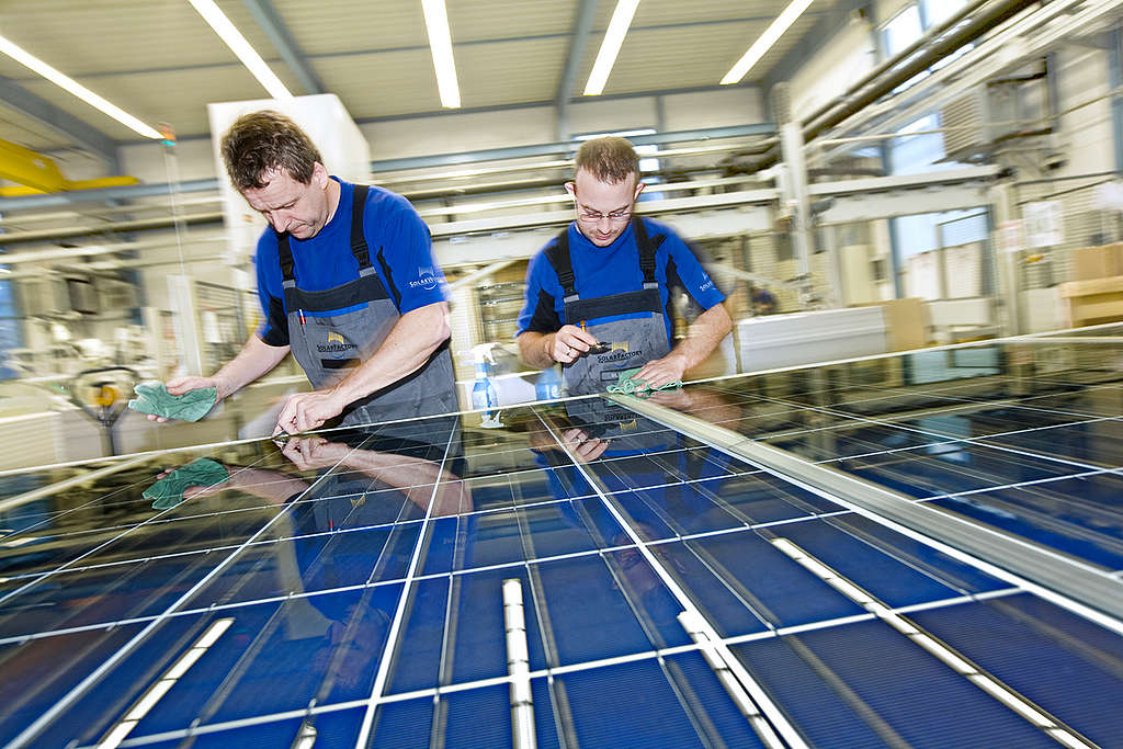 Solarworld Photovoltaic factory in Freiberg. © Paul Langrock / Zenit / Greenpeace