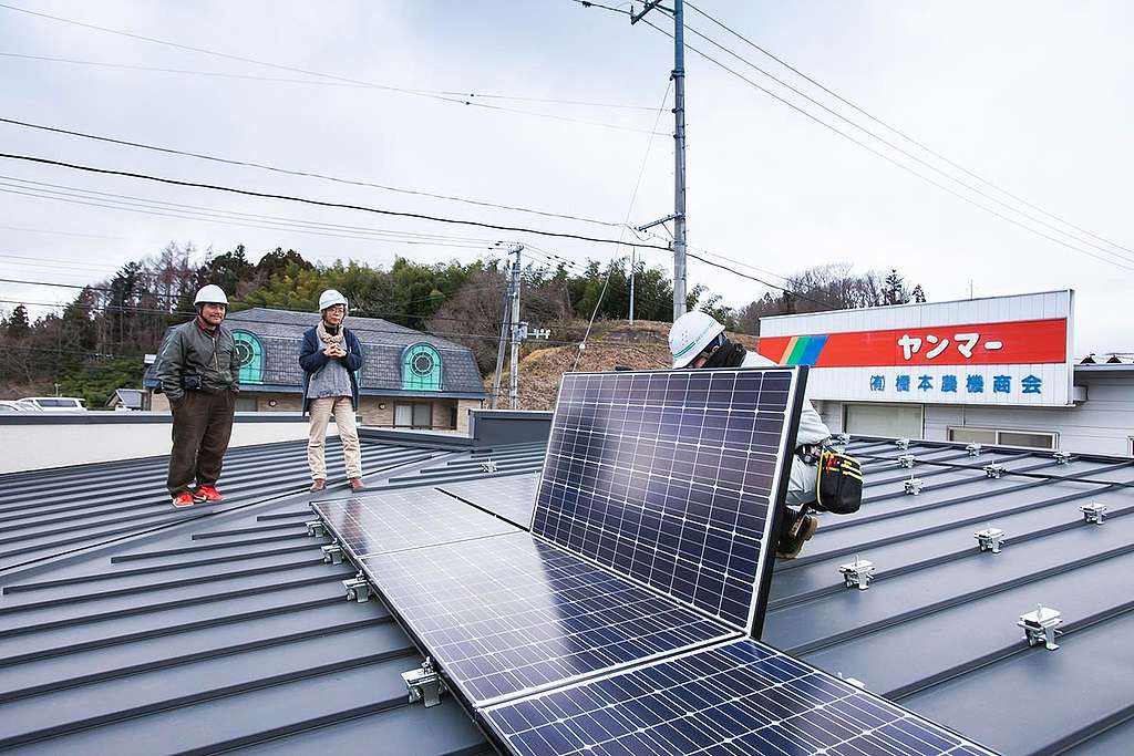 Photovoltaic Installation on Shop Roof in Japan. © Takashi Hiramatsu / Greenpeace