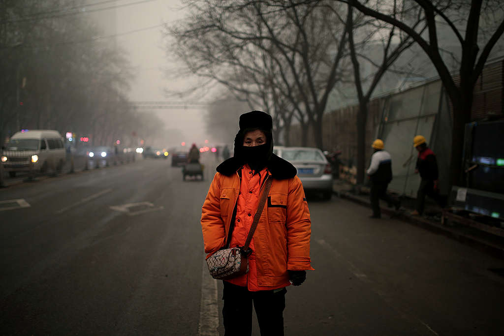 Airpocalypse Now Redux: Everyday Life in Beijing Smog. © Yat Yin / Greenpeace