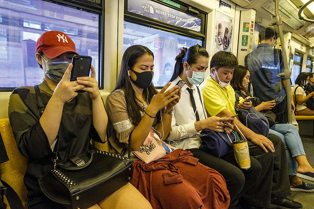 Citizens Wear Masks against Air Pollution in Bangkok. © Arnaud Vittet / Greenpeace