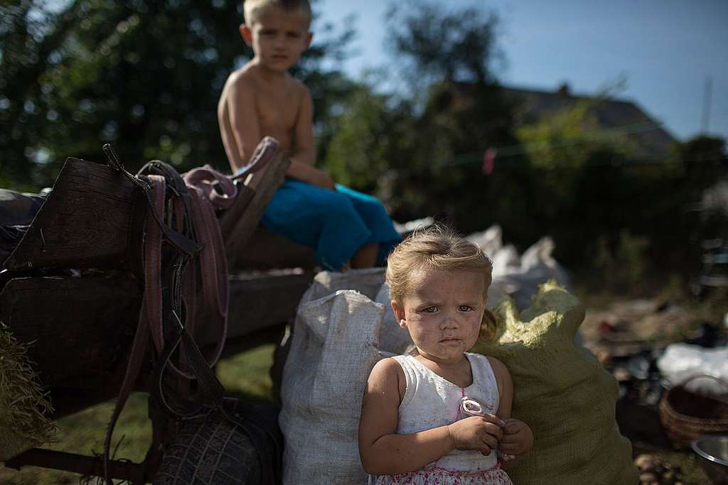 Local Family with Wagon of Potatoes in Ukraine. © Denis Sinyakov / Greenpeace