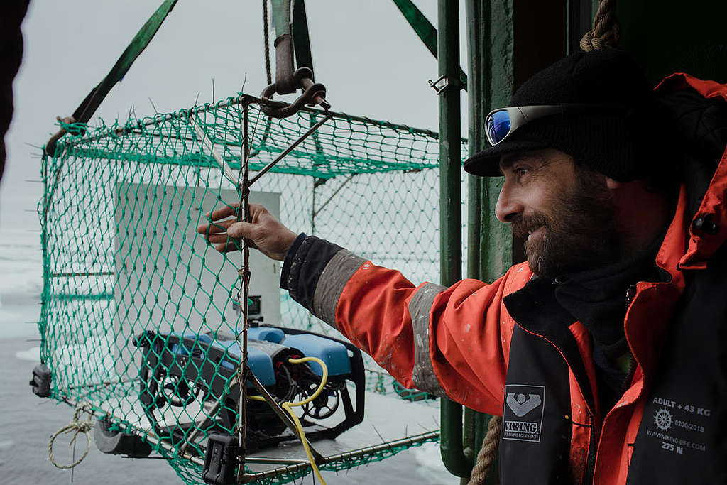 Underwater Drone Launched in Svalbard. © Denis Sinyakov / Greenpeace