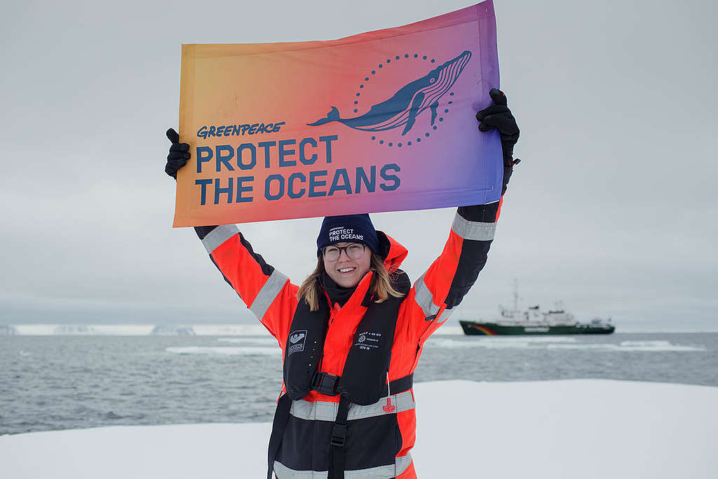 Protect the Oceans Banner in the Arctic. © Denis Sinyakov / Greenpeace