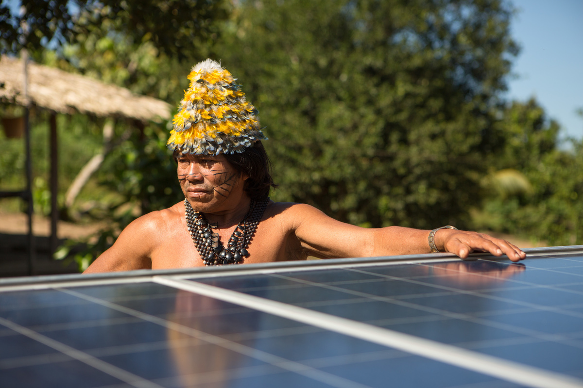 Cacique Valto Datie with Solar Panels at Dace Watpu Village. © Otávio Almeida / Greenpeace