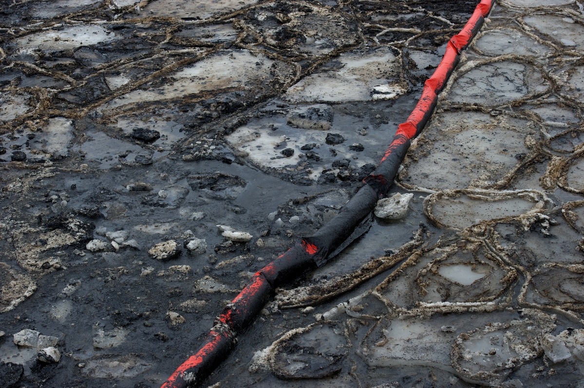 Godafoss Oil Leak Near Norway Coast. © Jon Terje Hellgren Hansen / Greenpeace