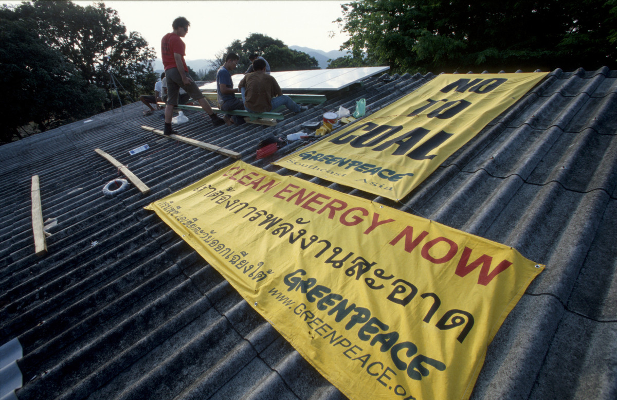 Greenpeace activists installing solar panels on the roof of a village school in the province of Prachuab Khiri Khan. The Thai Government proposed to build to coal fired power plants in the area. © Greenpeace / Yvan Cohen