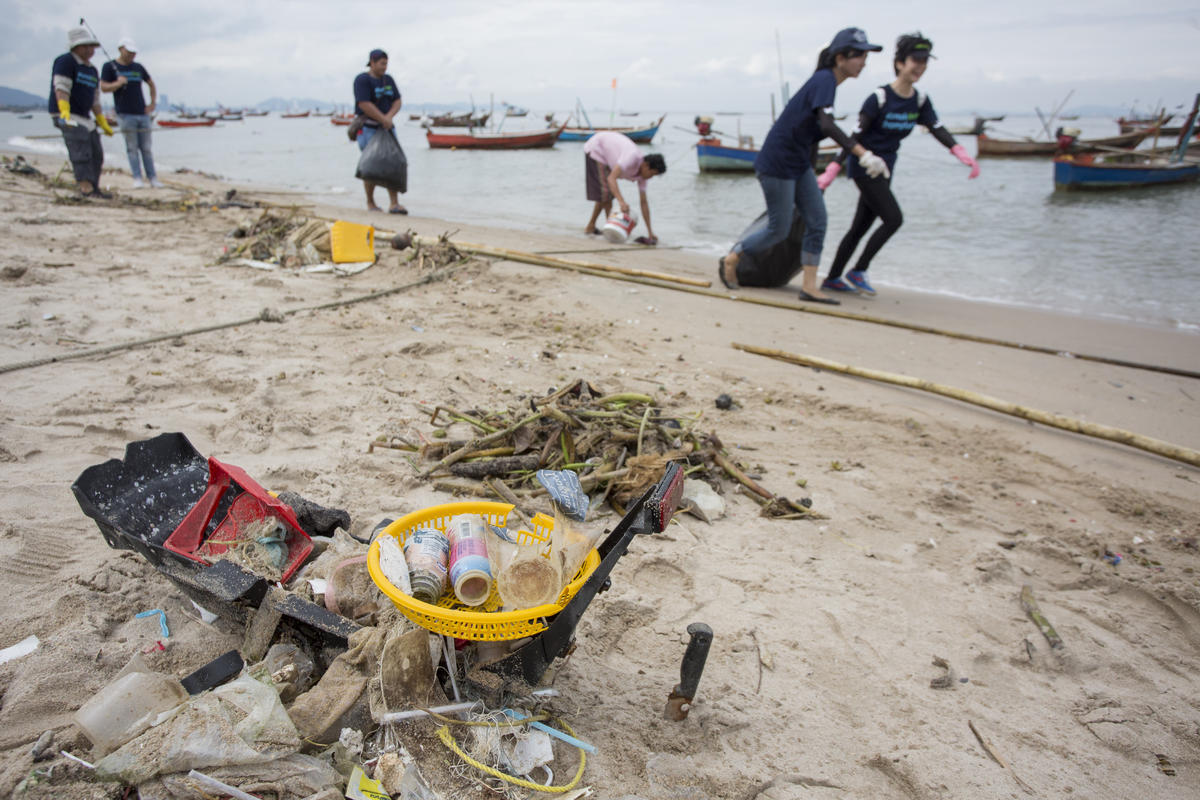 Plastics Brand Audit at Wonnapa Beach in Chonburi. © Chanklang Kanthong / Greenpeace