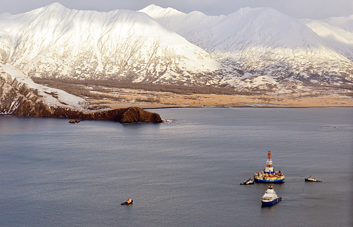 Kulluk Rig Assessment off Kodiak Island. © James Brooks / Kodiak Daily Mirror / Greenpeace