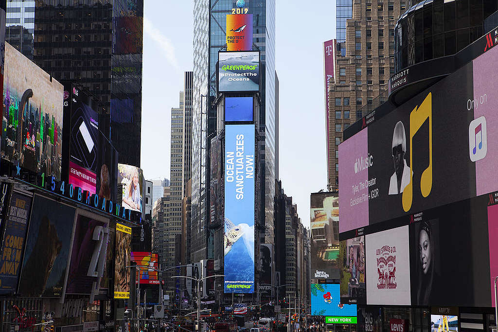 'Oceans Sanctuaries Now!' Electronic Billboards in New York. © Greenpeace / Alex Yallop