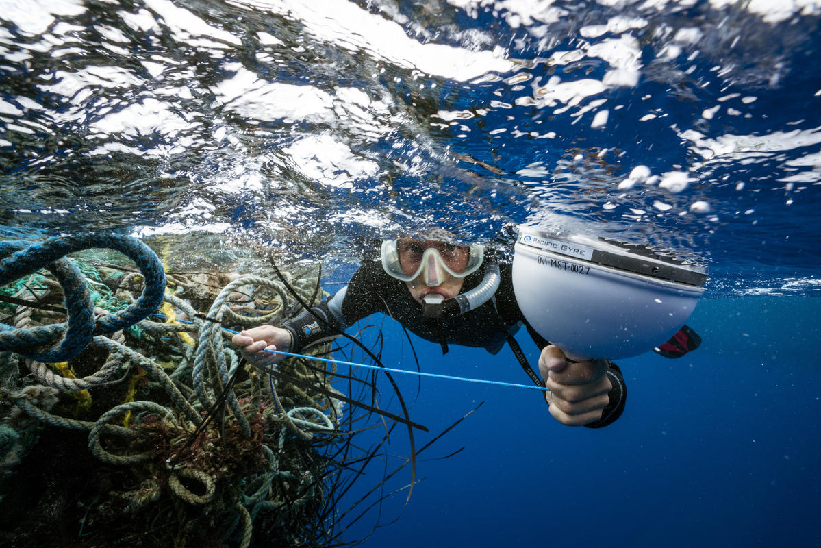 Ghosts Fishing Nets in the Great Pacific Garbage Patch. © Justin Hofman / Greenpeace