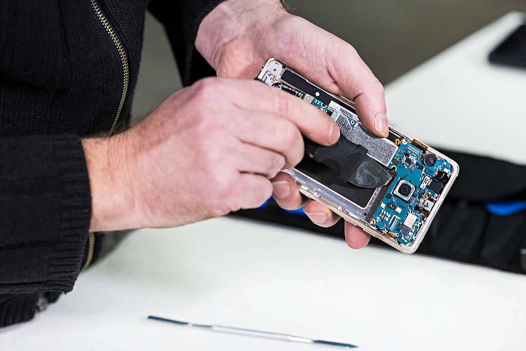 Disassembly of a Samsung Note Galaxy 7. © Fred Dott / Greenpeace