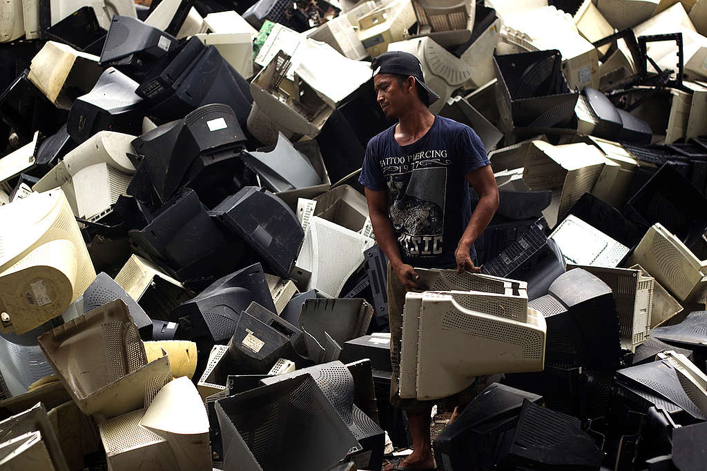 Electronic Waste Worker in Jombang. © Fully Syafi / Greenpeace