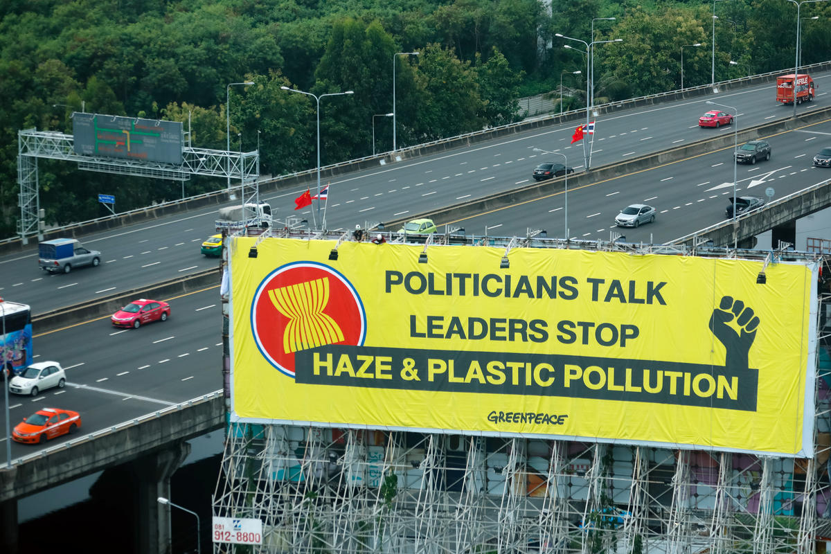 Banner Action during ASEAN Summit in Bangkok. © Baramee Temboonkiat @ 2019 / Greenpeace