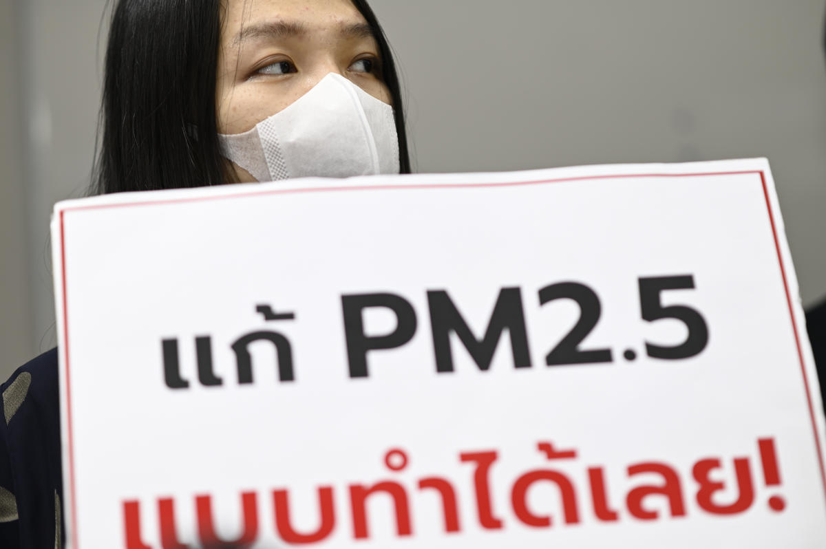 ส่งคำร้องไปยังกรมควบคุมมลพิษ. © Roengchai  Kongmuang / Greenpeace