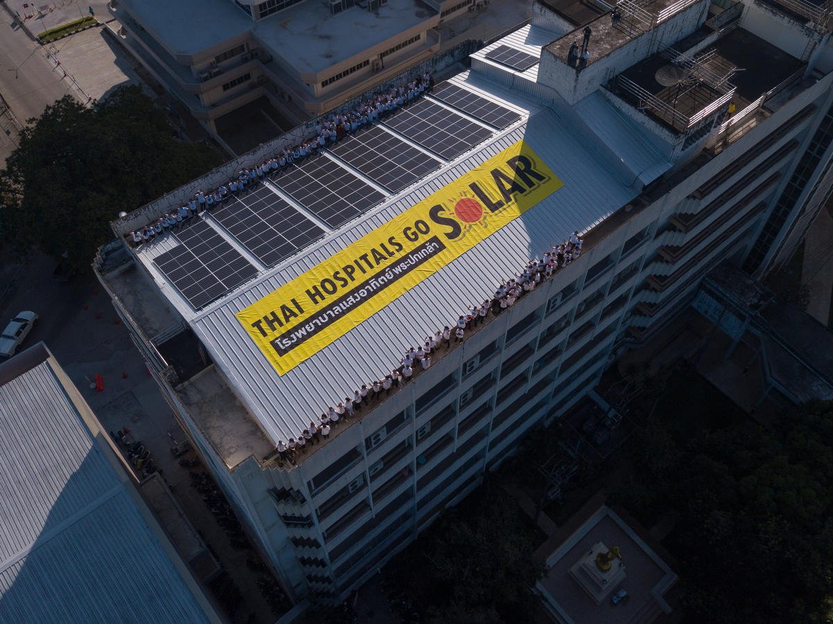 Solar Rooftop at Prapokklao Hospital in Thailand. © Roengchai  Kongmuang / Greenpeace