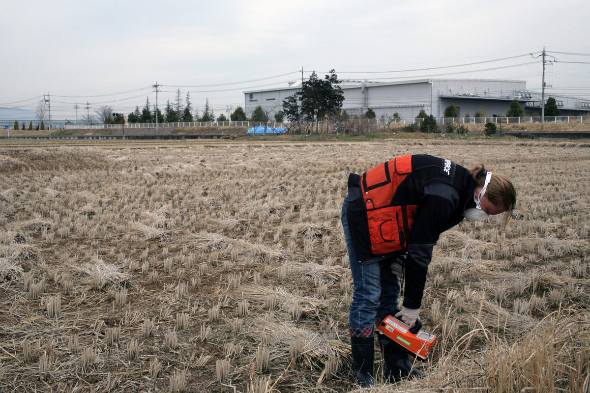 Measuring Radiation in Fukushima. © Markel Redondo / Greenpeace