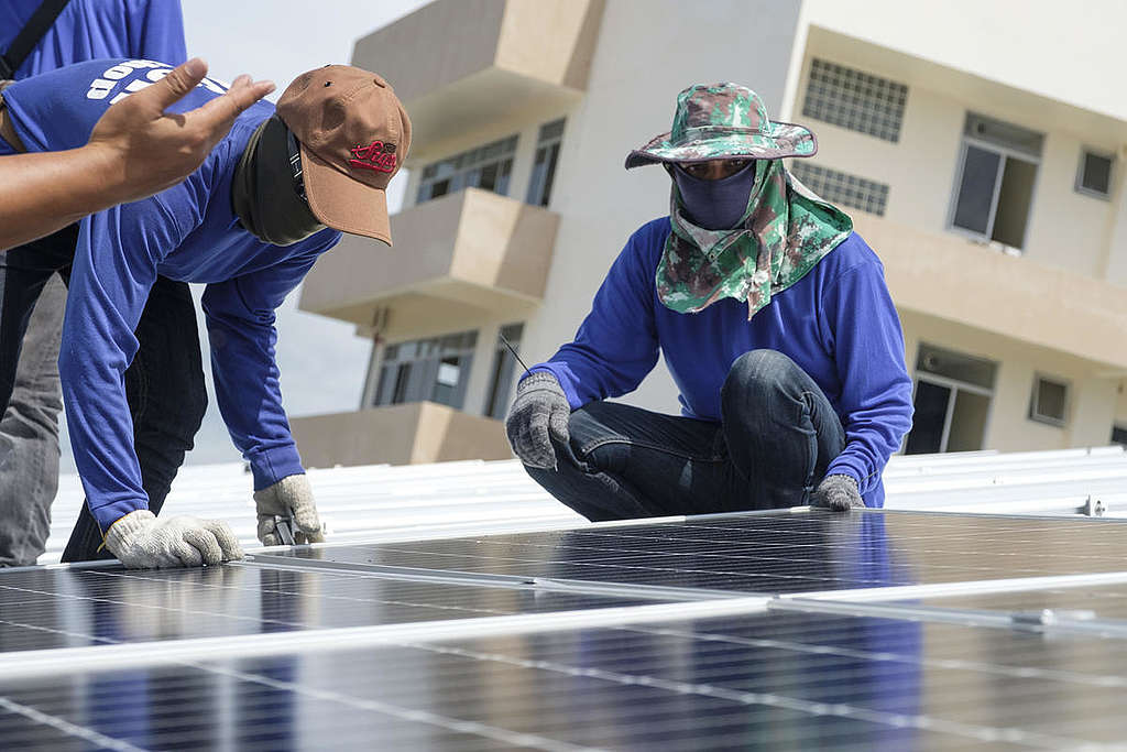 Solar Rooftop installation in Thailand. © Greenpeace / Arnaud Vittet