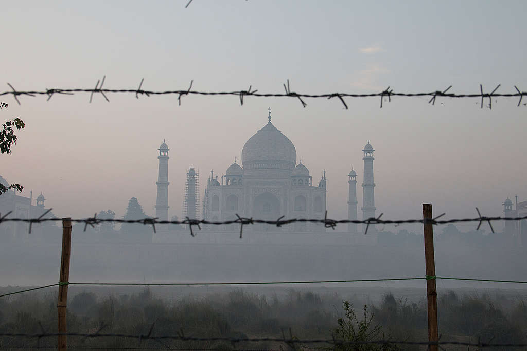 Pollution around the Taj Mahal in India. © Vinit Gupta / Greenpeace