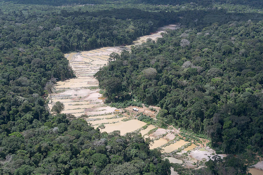 Mining in the Munduruku Indigenous Land in Brazil. © Marcos Amend / Greenpeace