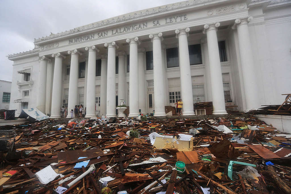 Aftermath of Typhoon Haiyan in the Philippines. ©  Matimtiman / Greenpeace