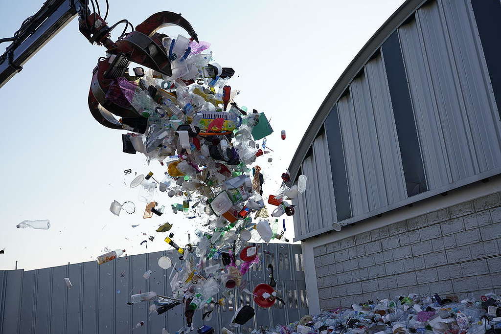 Recycling Center in South Korea. © Seungchan Lee / Greenpeace