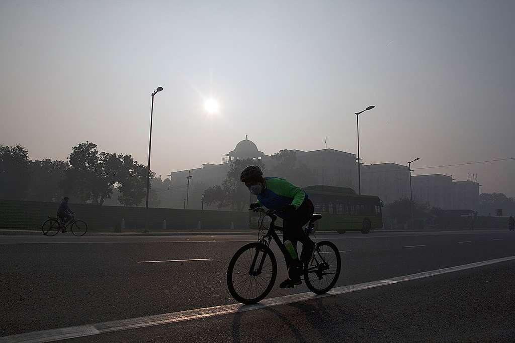 Cycling Through the Pollution in New Delhi. © Subrata Biswas / Greenpeace