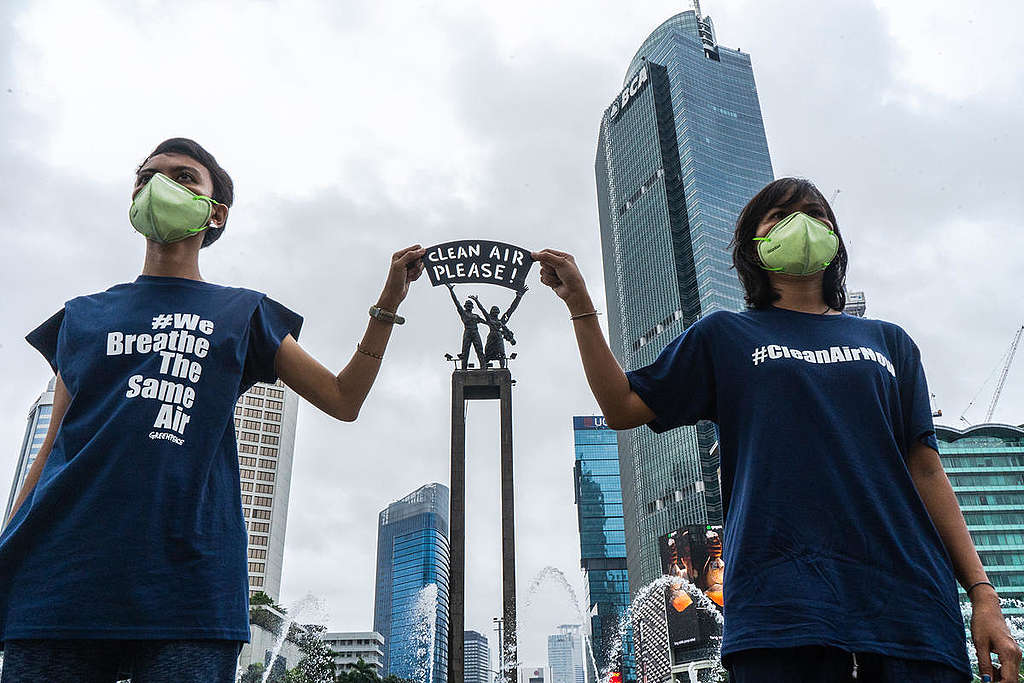 อาสาสมัครกรีนพีซอินโดนีเซียทำกิจกรรมเชิงสัญลักษณ์ © Jurnasyanto Sukarno / Greenpeace