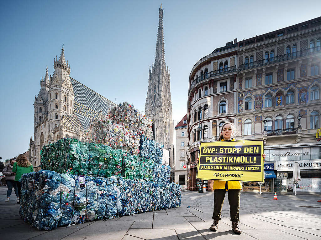 "Plastikberg" - Action with Plastic Mountain in Vienna. © Mitja  Kobal / Greenpeace