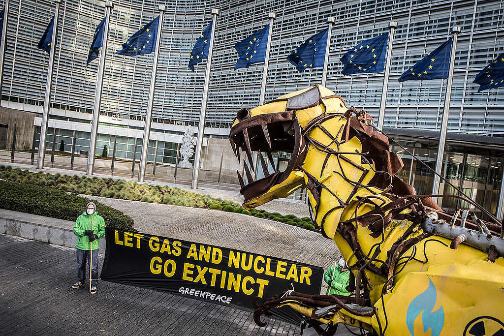 ‘Taxonosaurus’ Dinosaur at European Commission headquarters, Brussels. © Johanna de Tessières / Greenpeace