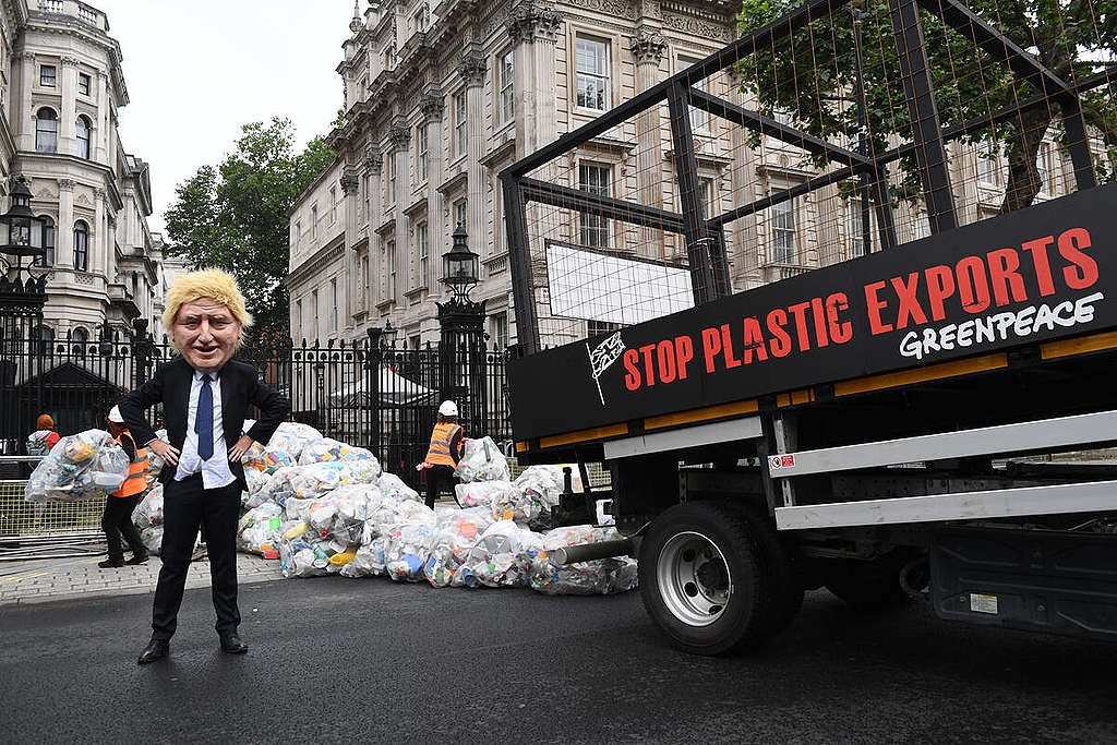 Activists Dump 625kg of Plastic Waste at Prime Minister’s Gate in London. © Chris J Ratcliffe / Greenpeace