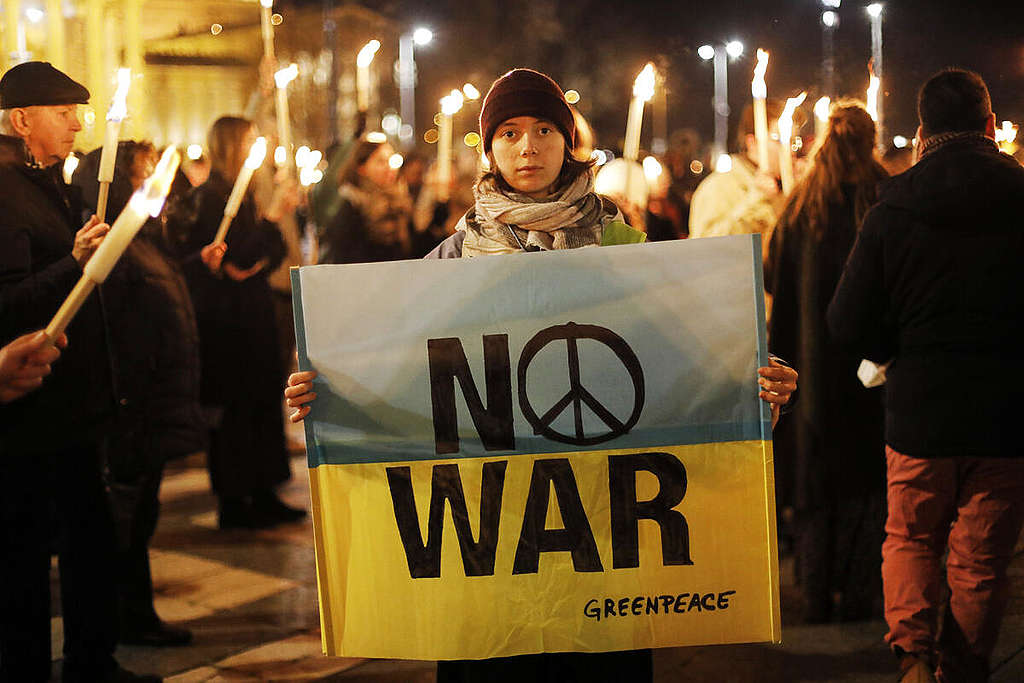 Peace Sign in Heroes’ Square, Budapest against the War in Ukraine. © Bence Jardany / Greenpeace