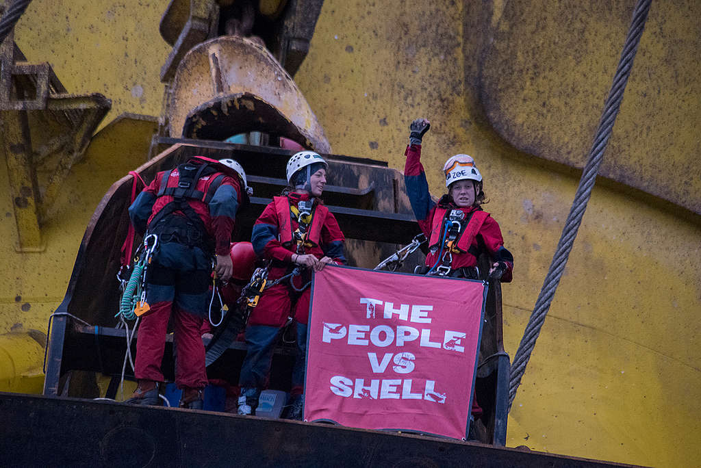 Six Greenpeace Climbers Scale Shell’s Arctic-Bound Oil Rig. © Vincenzo Floramo / Greenpeace