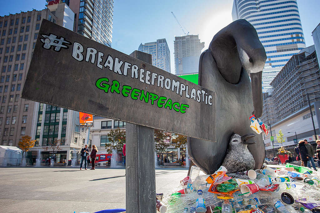 Plastic Trash Installation at Yonge-Dundas Square in Toronto. © Vanessa Garrison / Greenpeace