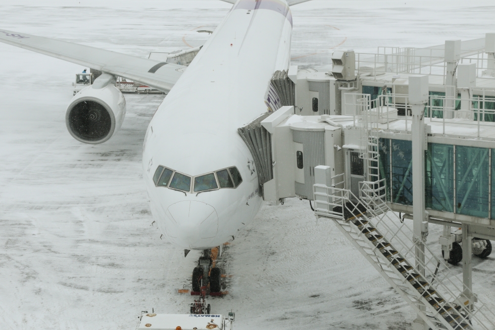 airplane snow storm