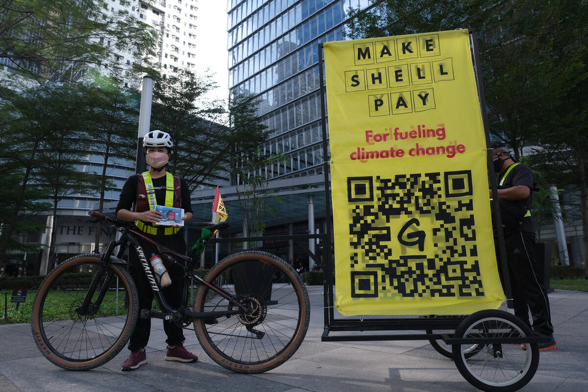 Protest at Shell HQ in Manila. © LJ Pasion / Greenpeace