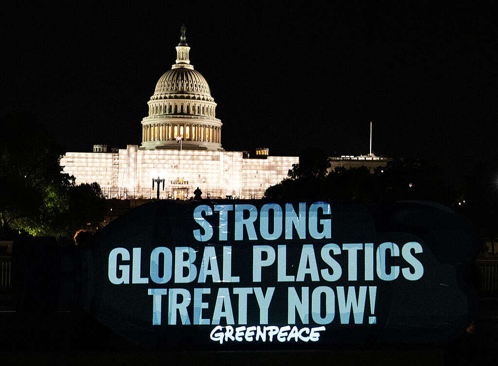 Plastics Message Projected in Washington. © Tim Aubry / Greenpeace