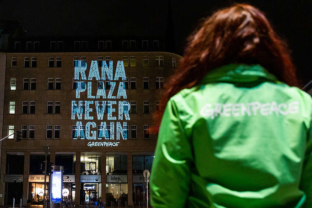Rana Plaza - Never Again - Projection in Hamburg. © Lucas Wahl / Greenpeace