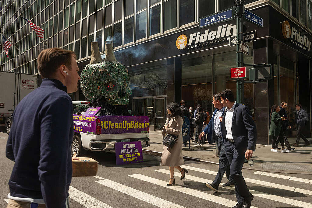 Activists Bring "Skull of Satoshi" to Fidelity's Offices in New York City. © Tracie Williams / Greenpeace