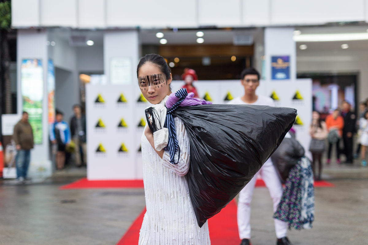 Trash Queen "Buy Nothing Day" Street Performance in Taipei. © JD Huang / Greenpeace