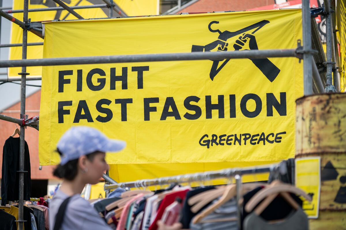 Clothes Swapping Party in Hamburg. © Kevin McElvaney / Greenpeace