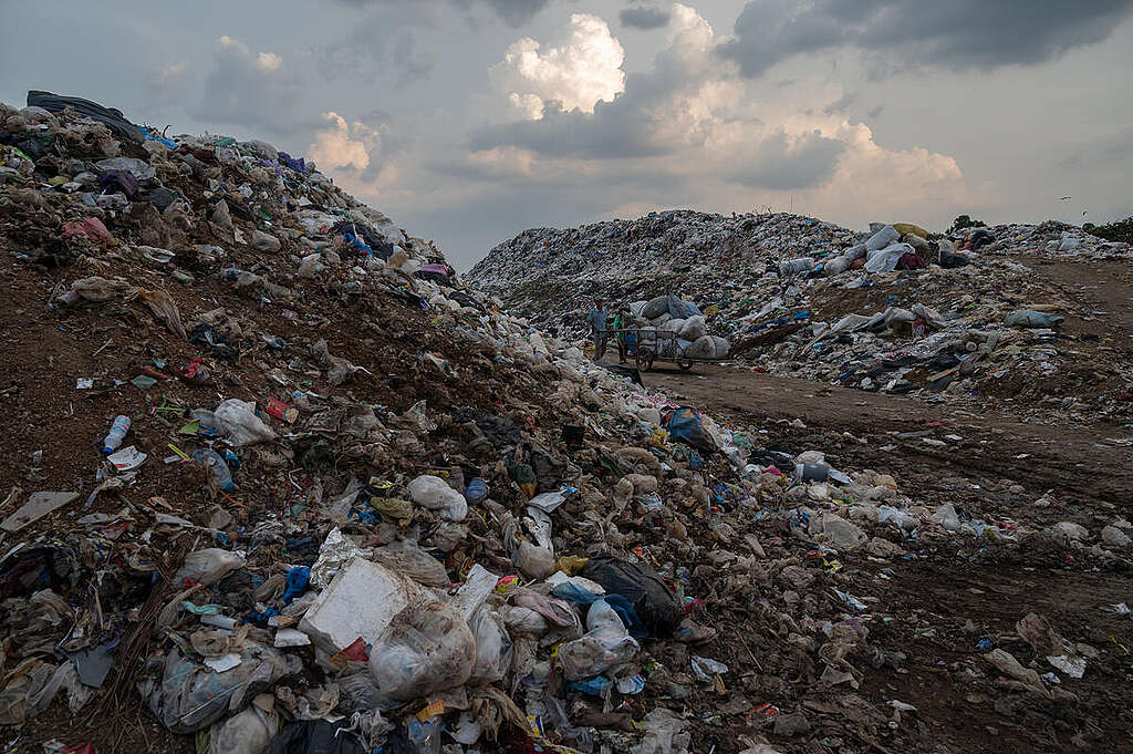Landfill in Aranyaprathet Sa Kaeo. © Roengchai  Kongmuang / Greenpeace