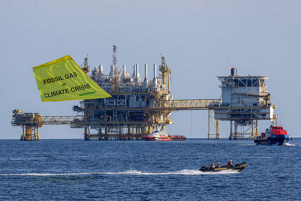 Protest at the Fossil Gas Platform in the Gulf of Thailand. © Greenpeace