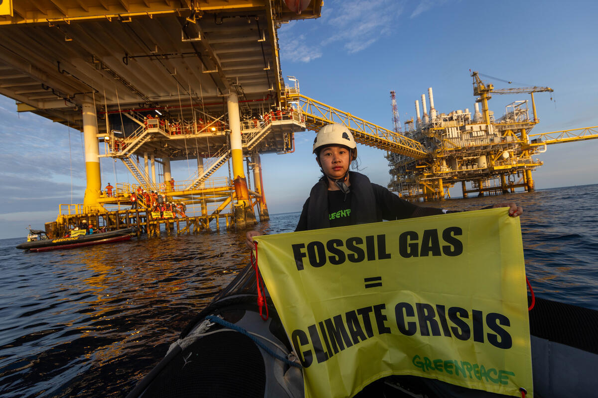 Protest at the Fossil Gas Platform in the Gulf of Thailand. © Greenpeace