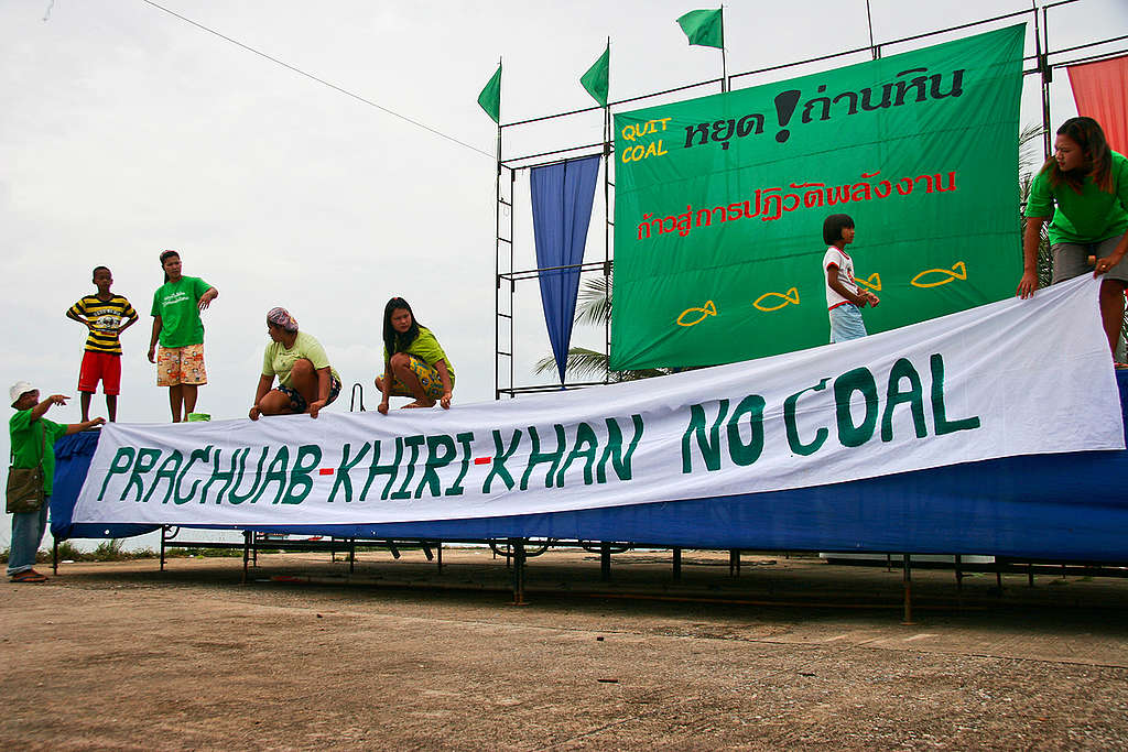 Locals Welcome Greenpeace. © Greenpeace / Vinai Dithajohn