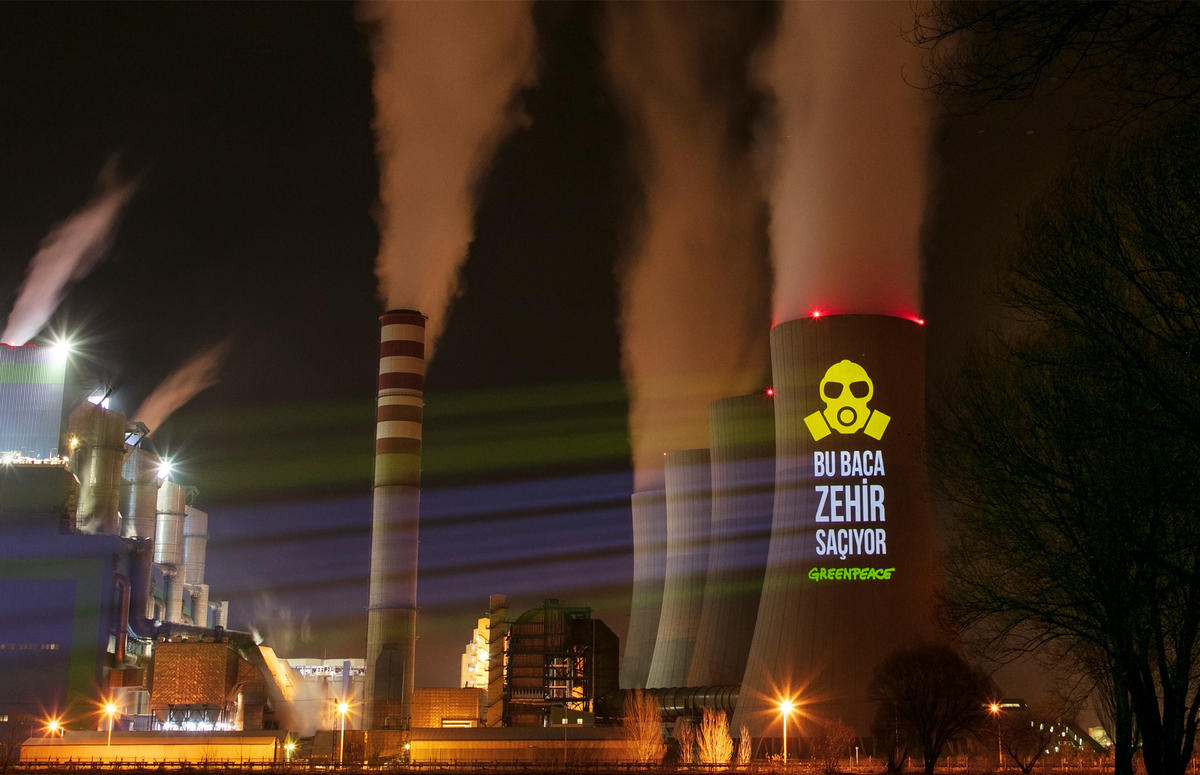 Projection onto Coal Power Plant in Turkey. © Caner Ozkan / Greenpeace