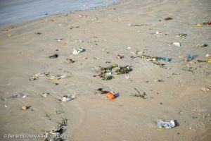 Plastic waste and rubbish floating on the coast of Senegal. Plastikmuell und Abfall schwimmt vor der Kueste von Senegal.